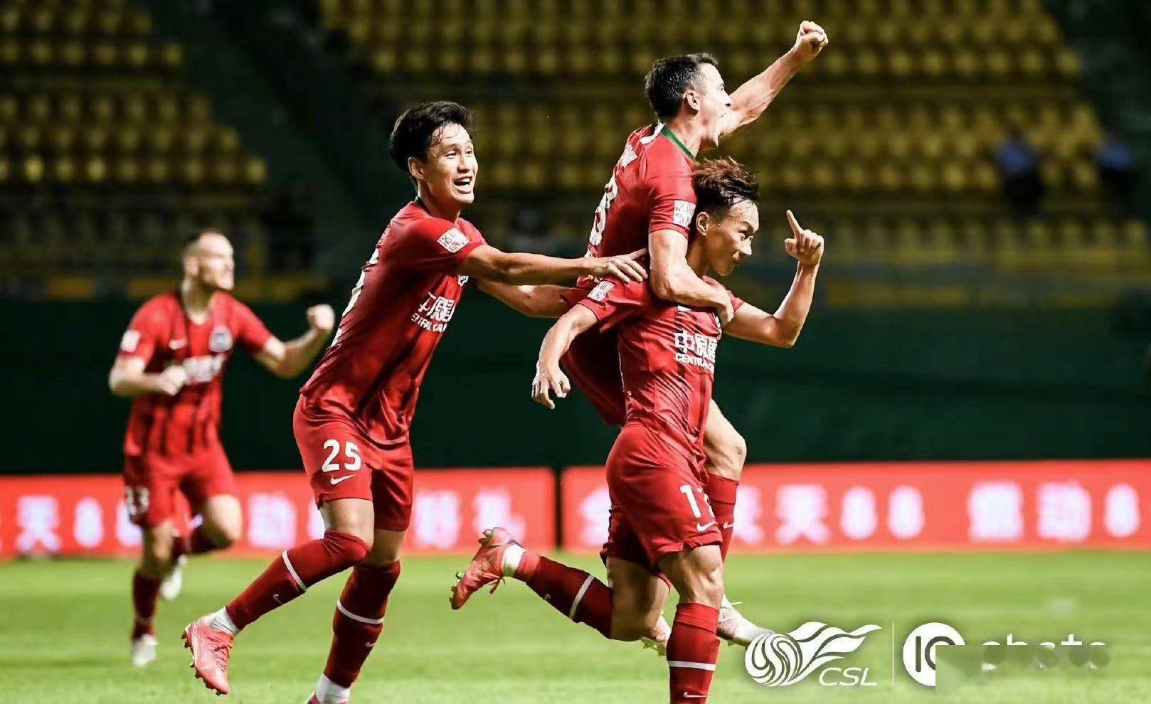 爱游戏入口-包含足球半决赛焦点战：瓯越雄狮队逆转陇右雷豹队，客场强势带走胜利。全面提速抢占先机的词条